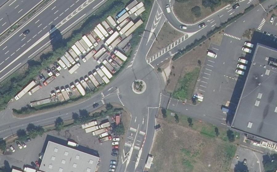 Vue aérienne du Rond-point anonyme n°466880419