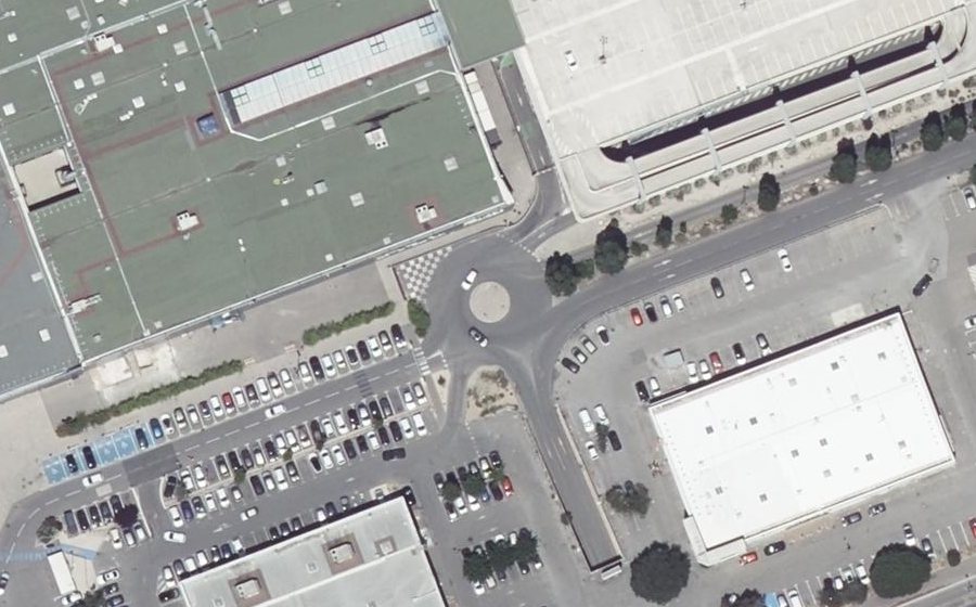 Vue aérienne du Rond-point anonyme n°466963827