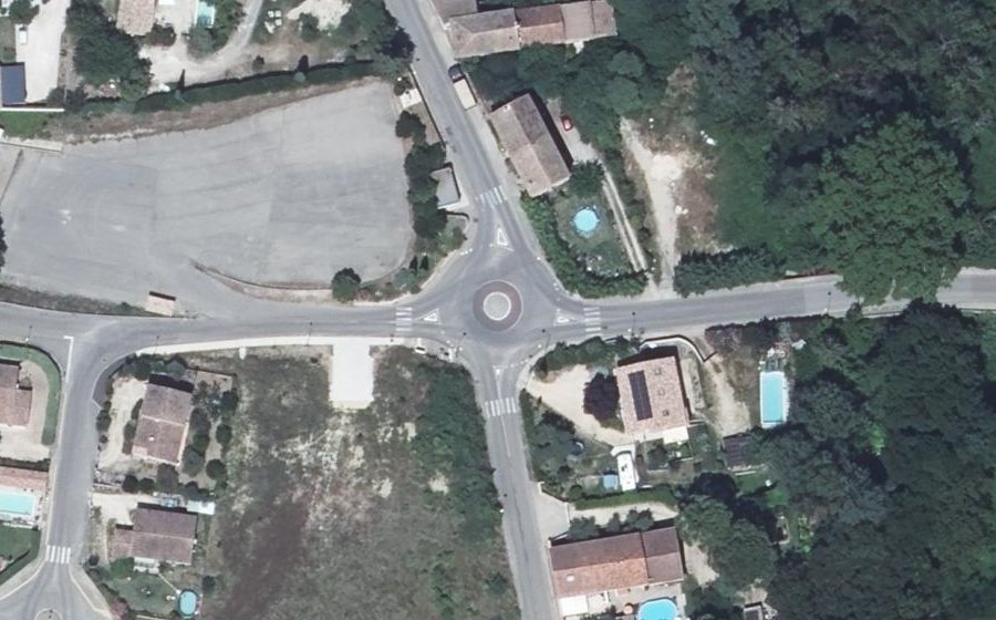 Vue aérienne du Rond-point anonyme n°46706050