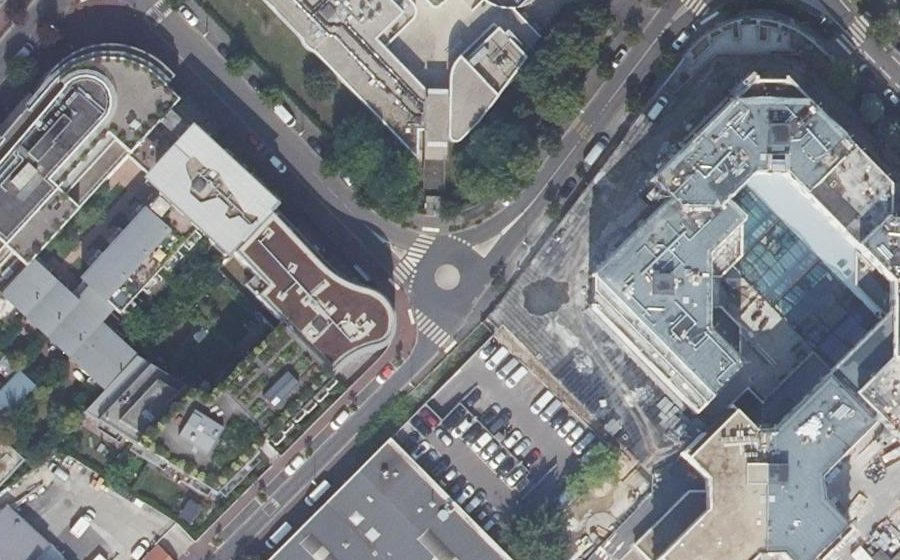 Vue aérienne du Rond-point anonyme n°46710155
