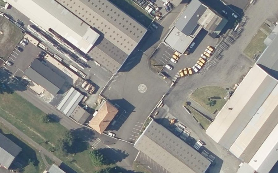 Vue aérienne du Rond-point anonyme n°467160070