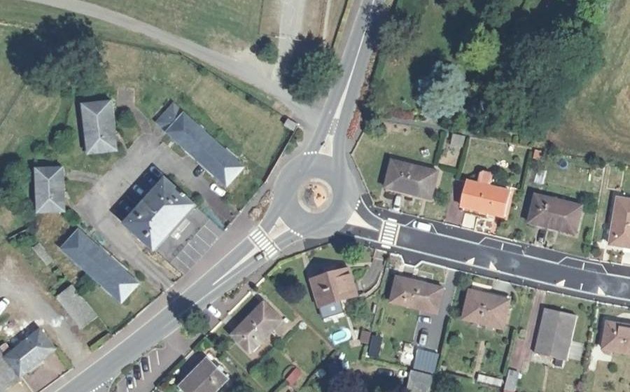 Vue aérienne du Rond-point anonyme n°46717830