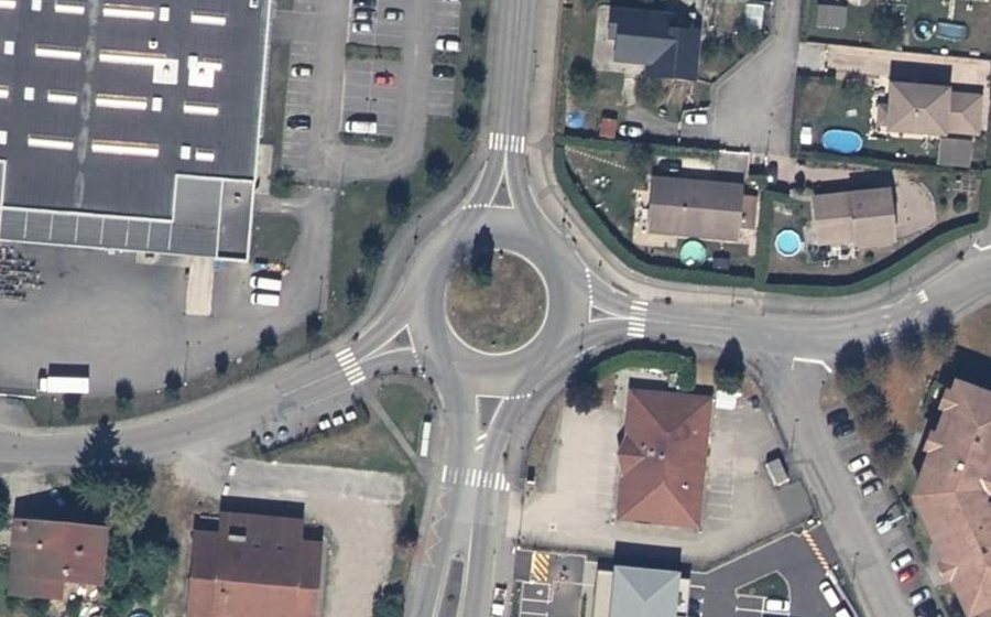 Vue aérienne du Rond-point anonyme n°46721493