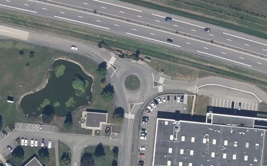 Vue aérienne du Rond-point anonyme n°46721498