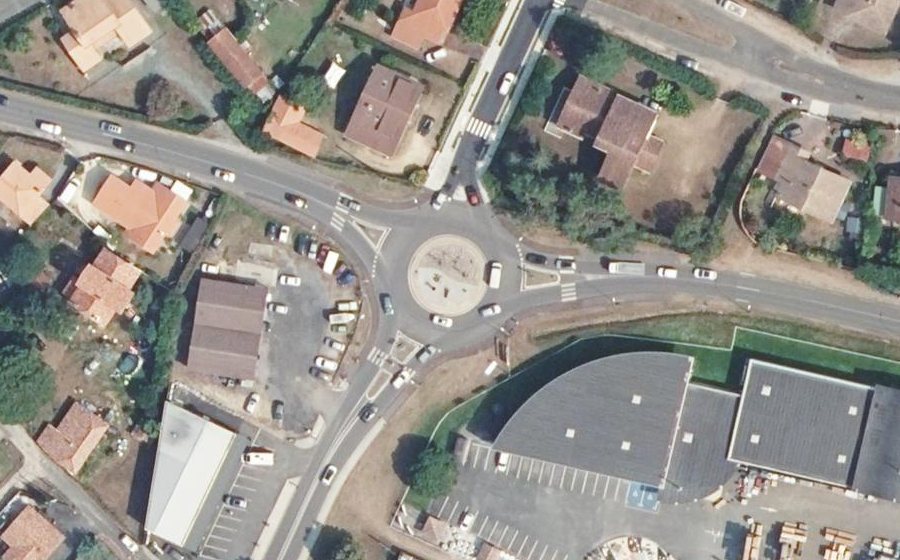 Vue aérienne du Rond-point anonyme n°46735238