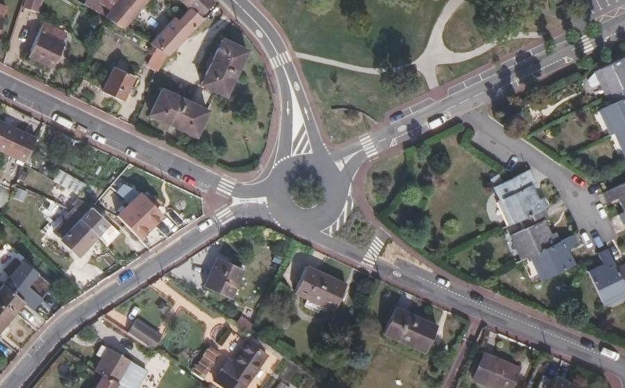 Vue aérienne du Rond-point anonyme n°46737508