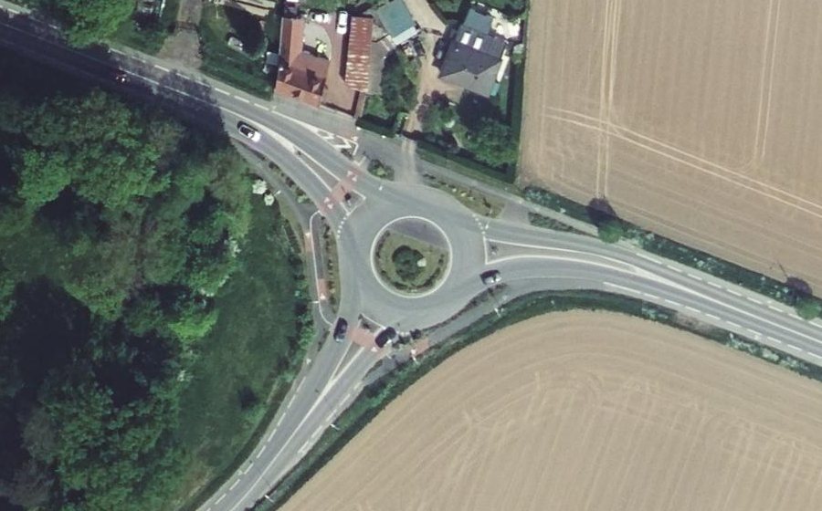 Vue aérienne du Rond-point anonyme n°467453032