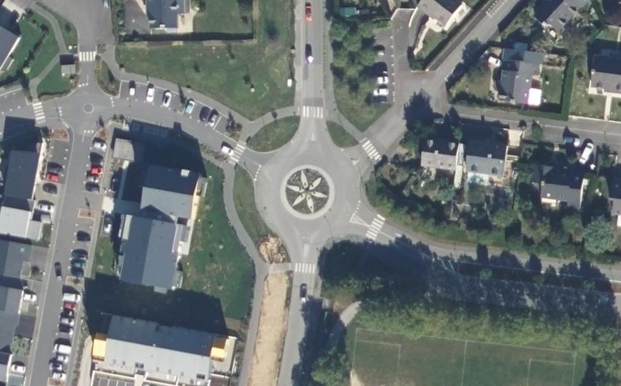 Vue aérienne du Rond-point anonyme n°46771888