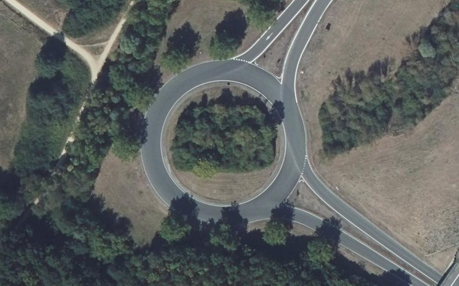 Vue aérienne du Rond-point anonyme n°46828098