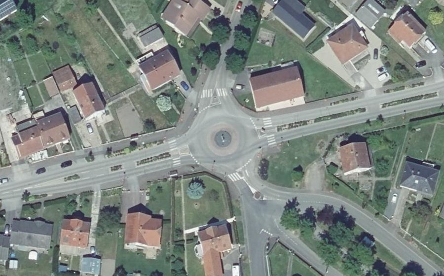 Vue aérienne du Rond-point anonyme n°46830188