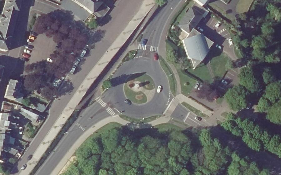 Vue aérienne du Rond-point anonyme n°46830973