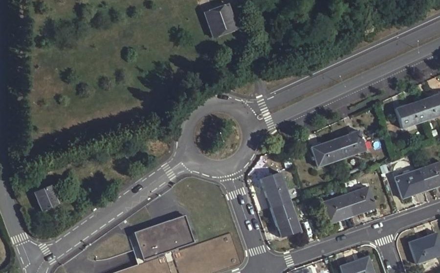 Vue aérienne du Rond-point anonyme n°46832561
