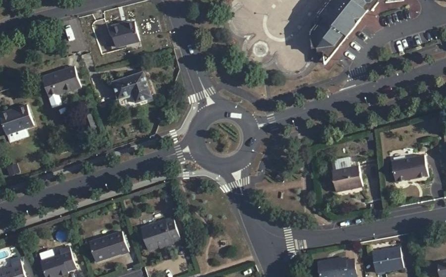 Vue aérienne du Rond-point anonyme n°46832566