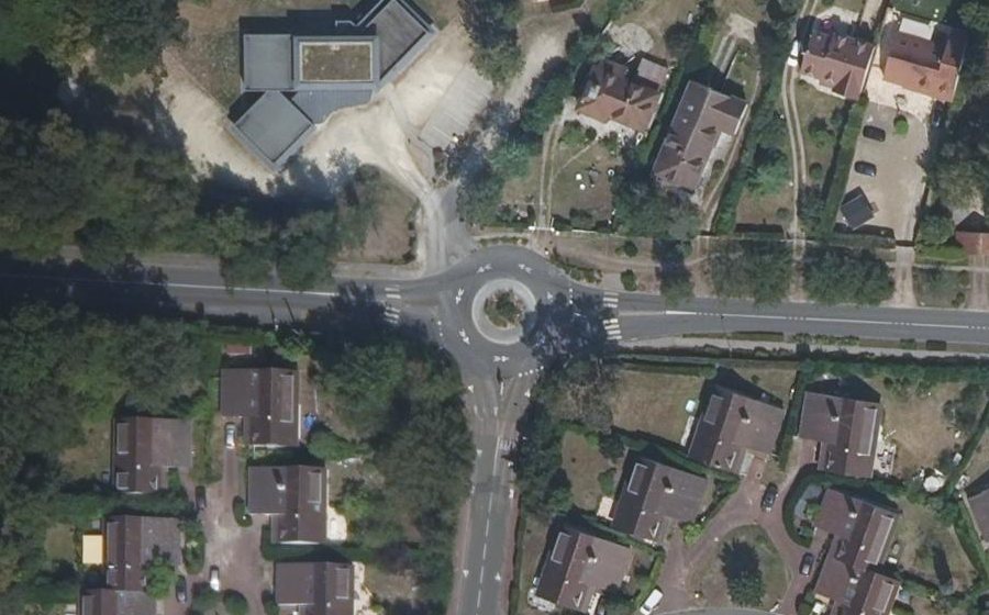 Vue aérienne du Rond-point anonyme n°46835381