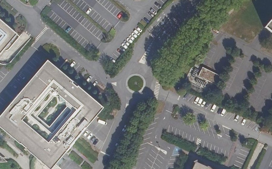 Vue aérienne du Rond-point anonyme n°46847344