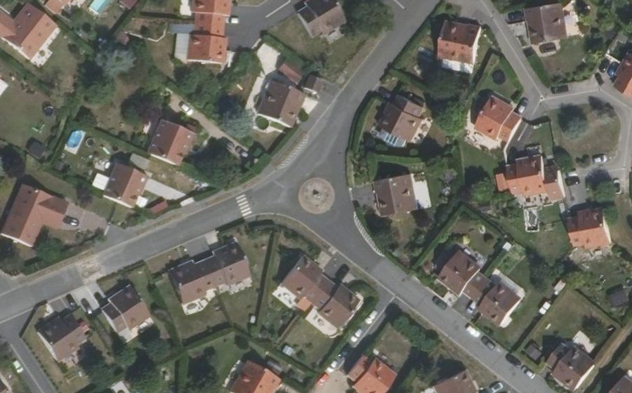 Vue aérienne du Rond-point anonyme n°46848950