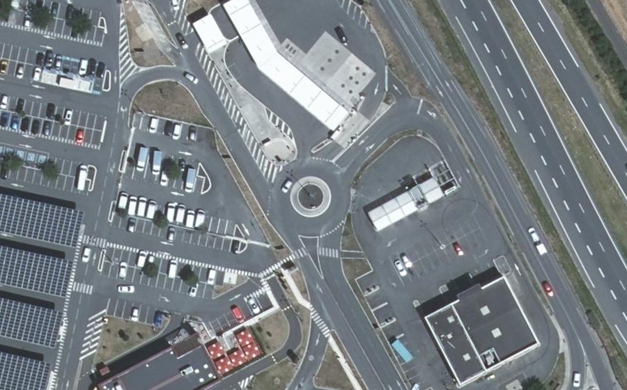 Vue aérienne du Rond-point anonyme n°46894262