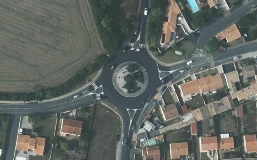 Vue aérienne du Rond-point anonyme n°46895833