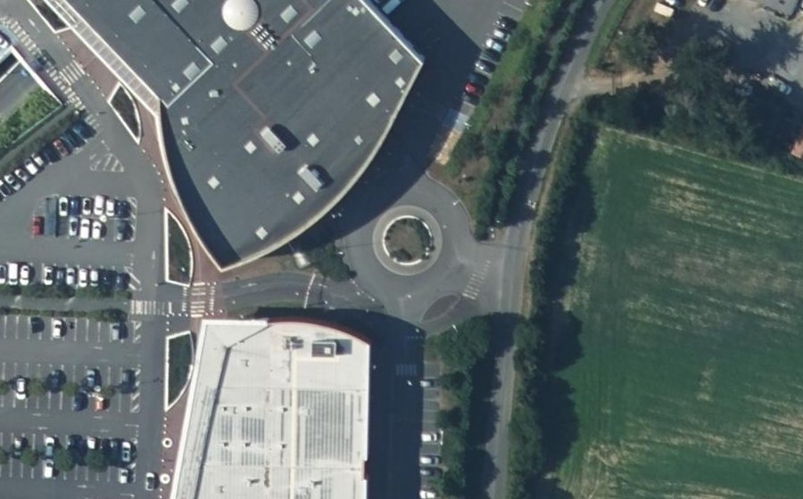 Vue aérienne du Rond-point anonyme n°469064224