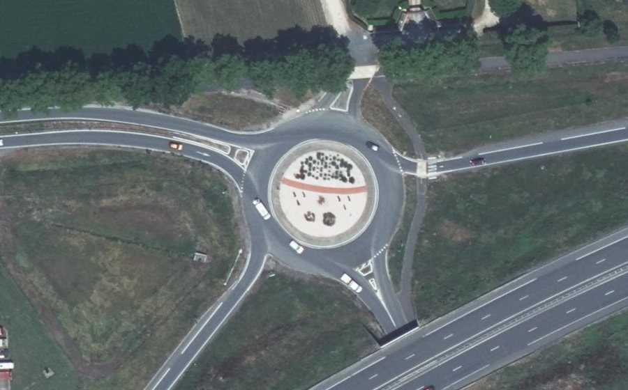 Vue aérienne du Rond-point anonyme n°46915507