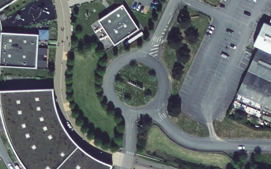 Vue aérienne du Rond-point anonyme n°46918478