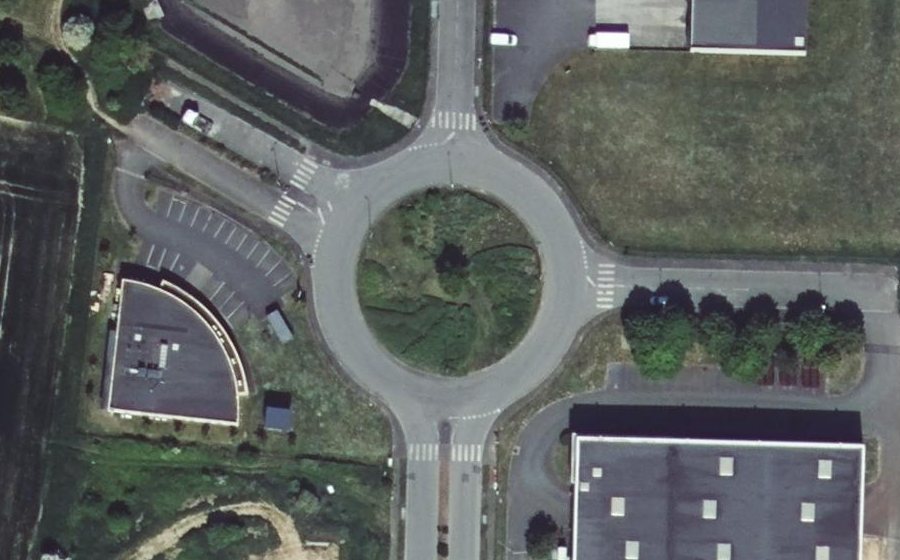 Vue aérienne du Rond-point anonyme n°46919159