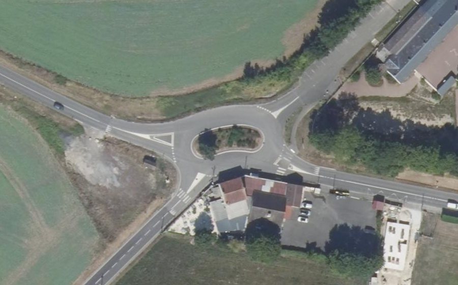 Vue aérienne du Rond-point anonyme n°46924634