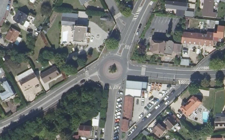 Vue aérienne du Rond-point anonyme n°46925236