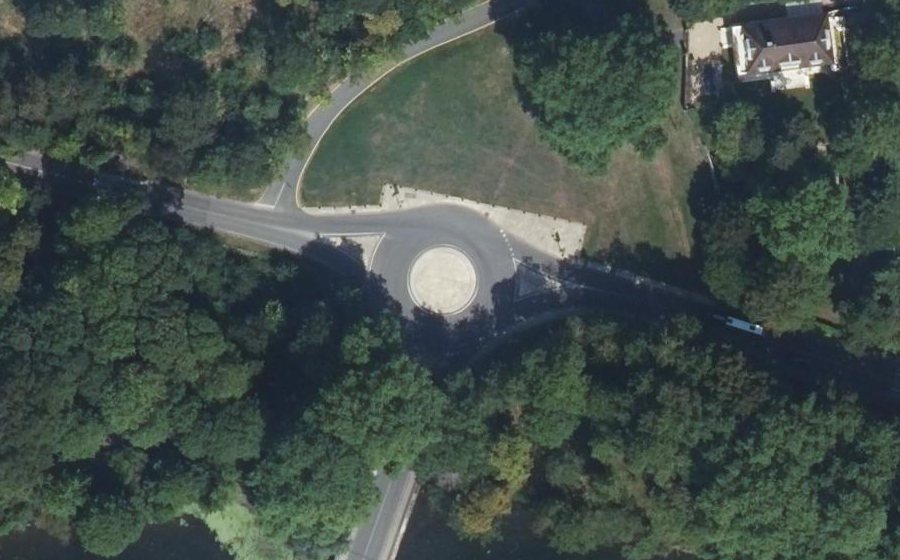 Vue aérienne du Rond-point anonyme n°46927014