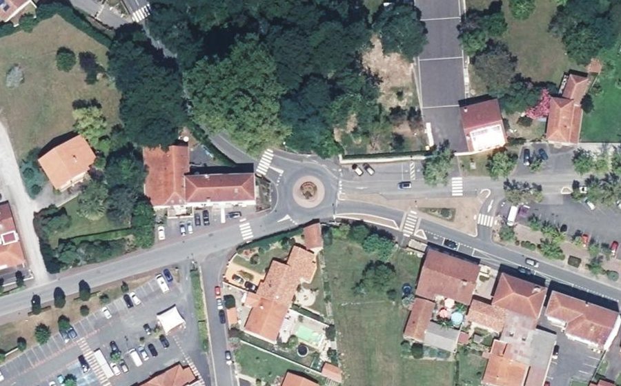 Vue aérienne du Rond-point anonyme n°469495363