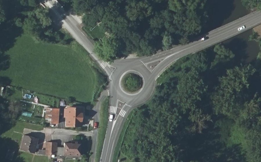 Vue aérienne du Rond-point anonyme n°46952686