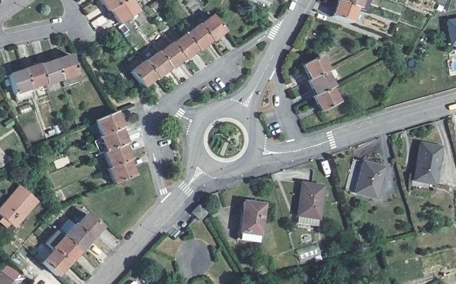 Vue aérienne du Rond-point anonyme n°46961106