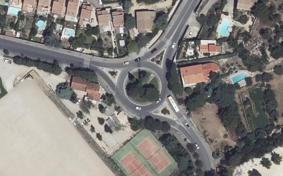 Vue aérienne du Rond-point anonyme n°46961143