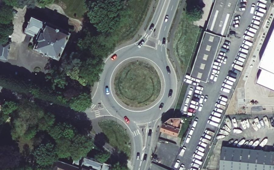 Vue aérienne du Rond-point anonyme n°46963724