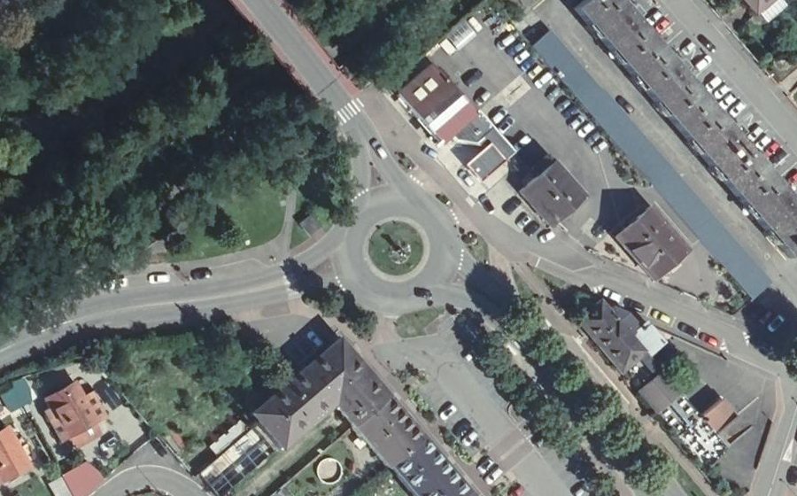 Vue aérienne du Rond-point anonyme n°46973824