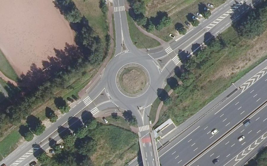 Vue aérienne du Rond-point anonyme n°46973862