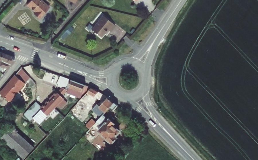 Vue aérienne du Rond-point anonyme n°46981712