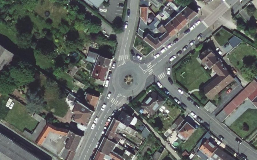 Vue aérienne du Rond-point anonyme n°46981720