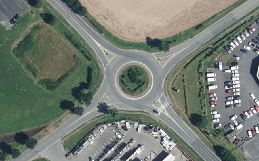 Vue aérienne du Rond-point anonyme n°46982692