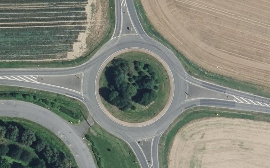 Vue aérienne du Rond-point anonyme n°46982697