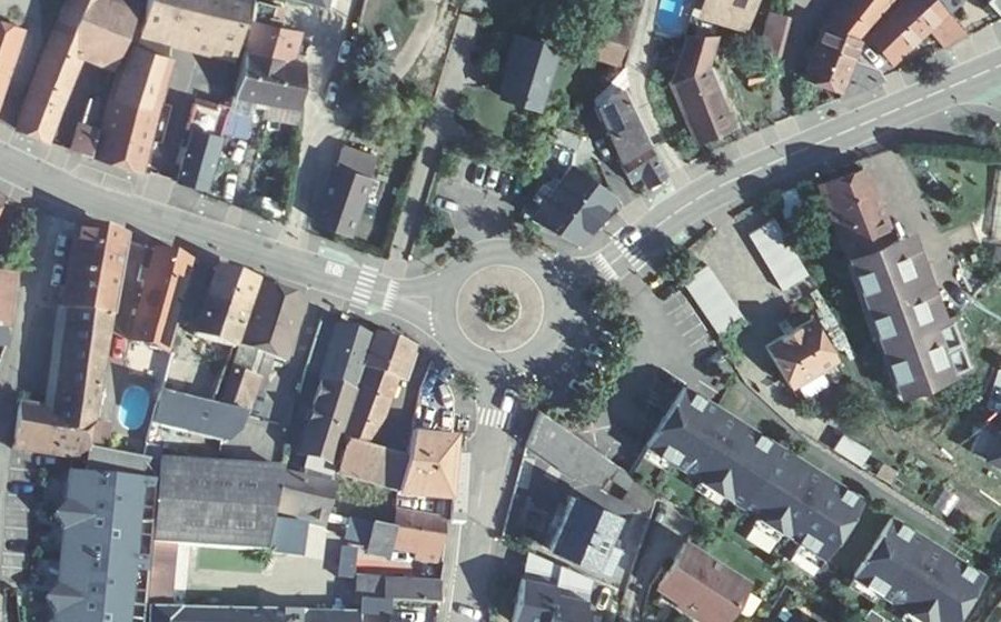 Vue aérienne du Rond-point anonyme n°46984141