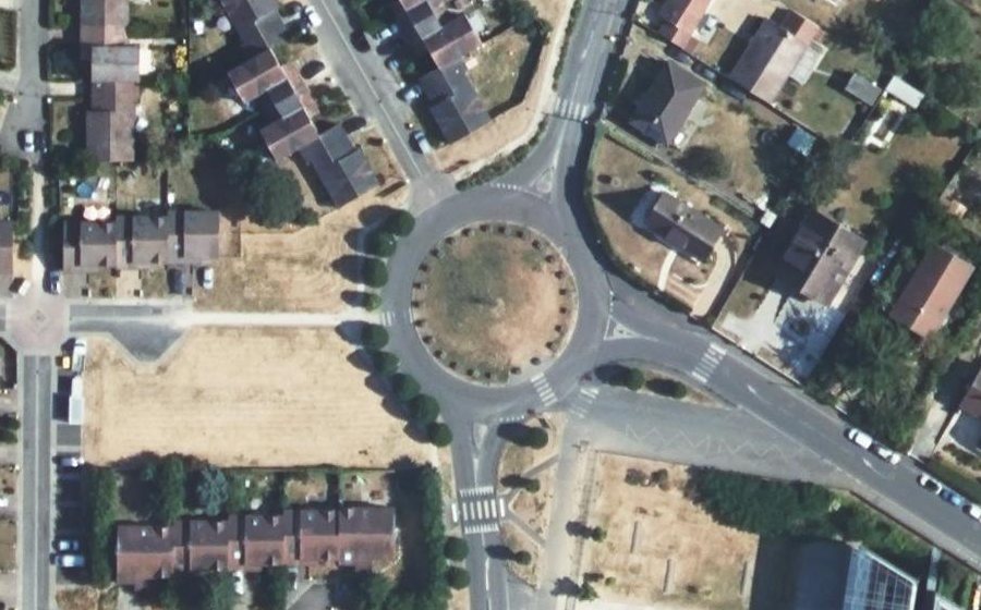 Vue aérienne du Rond-point anonyme n°46985078