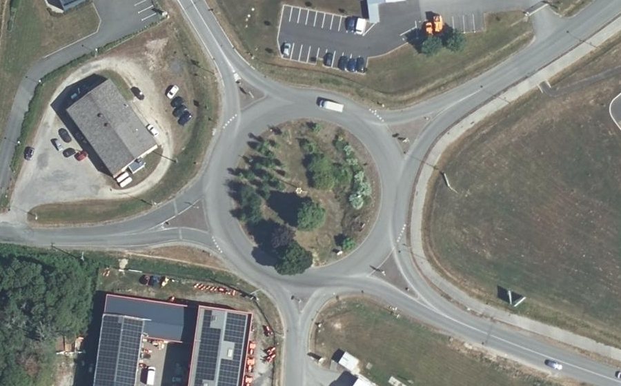 Vue aérienne du Rond-point anonyme n°46985745