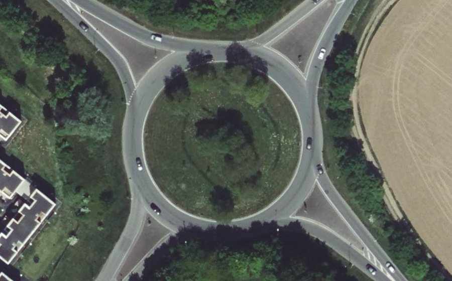 Vue aérienne du Rond-point anonyme n°46986501