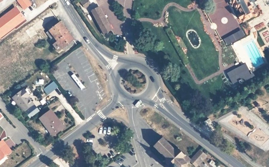 Vue aérienne du Rond-point anonyme n°469905969
