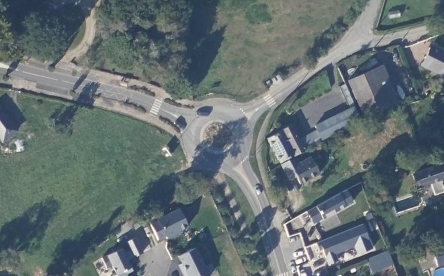 Vue aérienne du Rond-point anonyme n°46996015