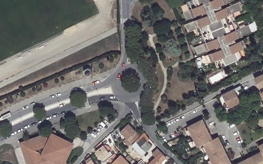 Vue aérienne du Rond-point anonyme n°46999158