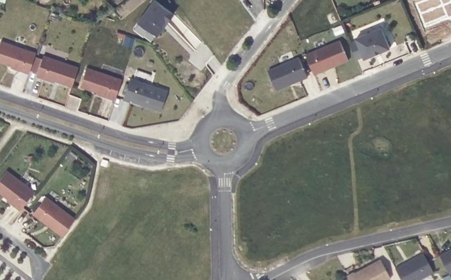 Vue aérienne du Rond-point anonyme n°47008636