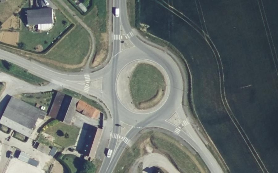 Vue aérienne du Rond-point anonyme n°470215063
