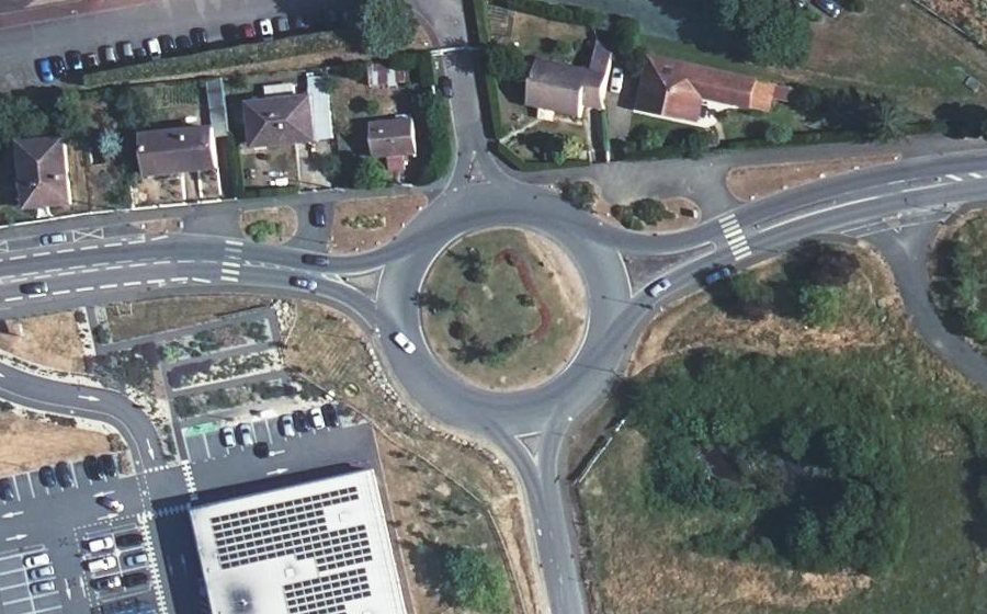 Vue aérienne du Rond-point anonyme n°47028022